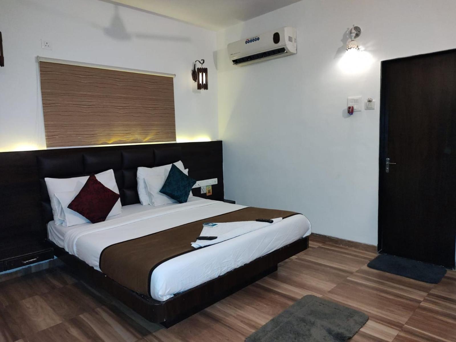 Hotel Saikripa Imperial Daman Exteriör bild