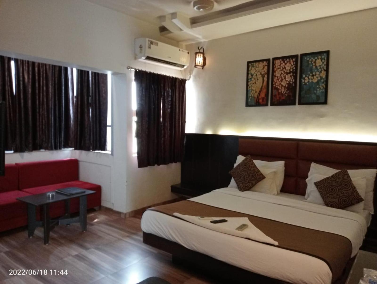 Hotel Saikripa Imperial Daman Exteriör bild