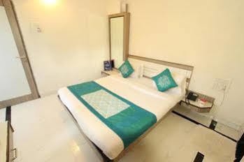 Hotel Saikripa Imperial Daman Exteriör bild